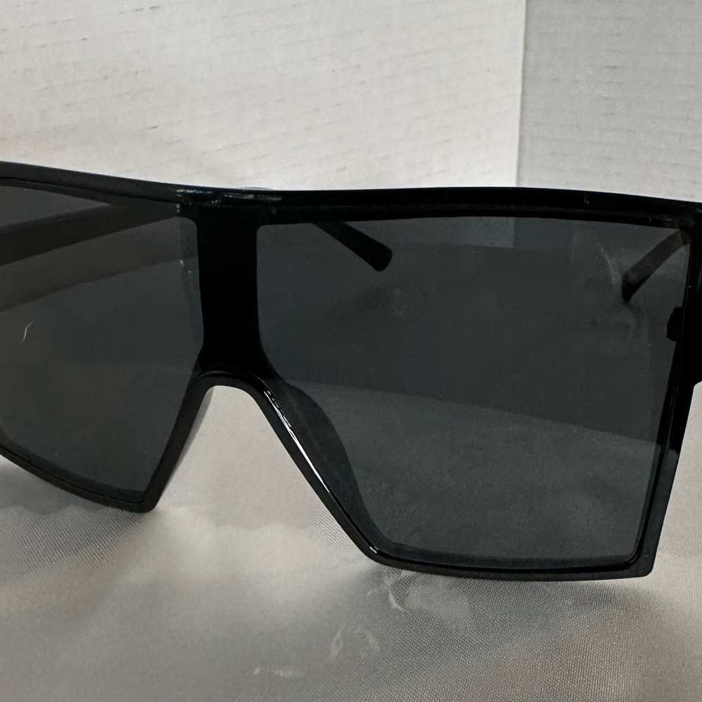Stylish Black Oversized Sunglasses